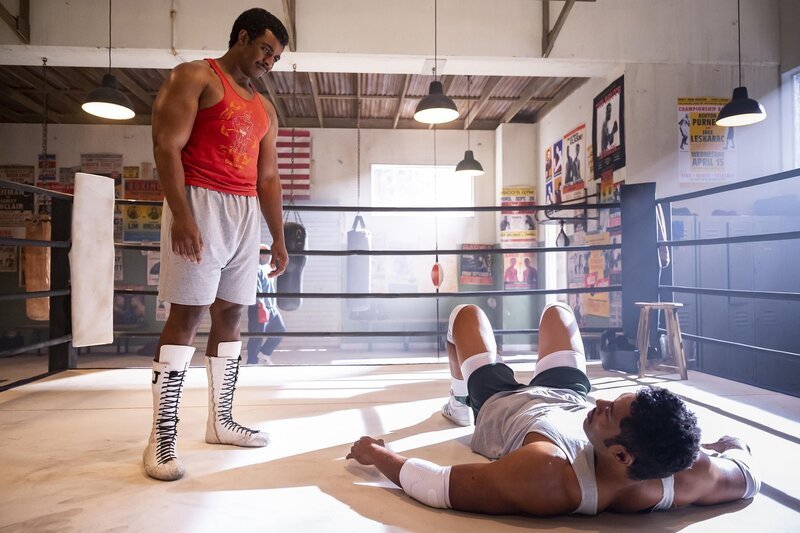 Rocky Johnson (Joseph Lee Anderson, l.); Dwayne Johnson (Uli Latukefu, r.) – Bild: Universal Television LLC.