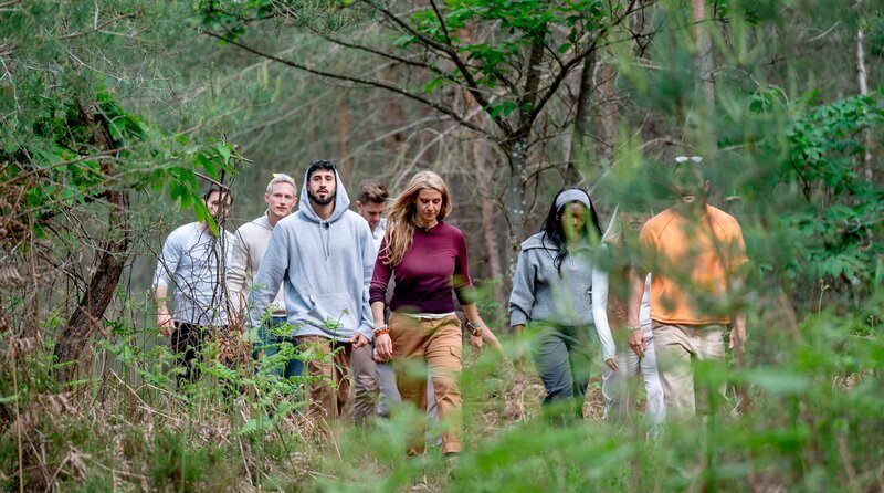 Werwölfe – Das Spiel von List und Täuschung Wer hat welche Rolle? Die Spielenden laufen durch den Wald. – Bild: ARD/​BR/​SWR/​ITV/​Homayoun Fiamo /​ ARD-Programmdirektion