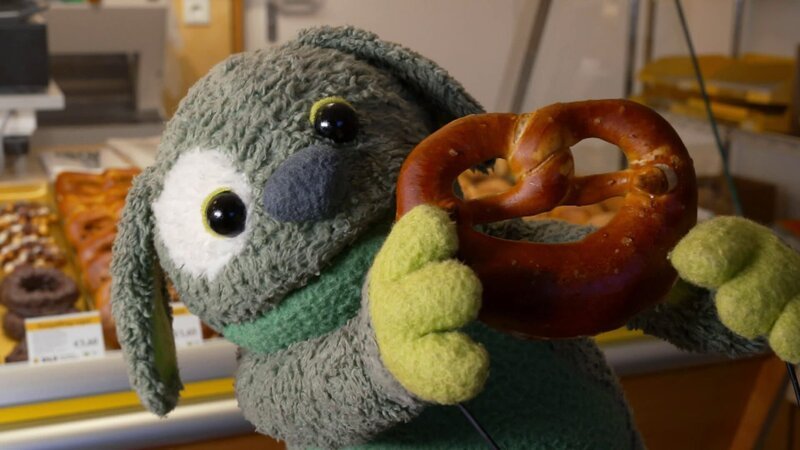 Knolle findet heraus, wie der Knoten in die Brezel kommt. – Bild: WDR/​Die Sendung mit dem Elefanten