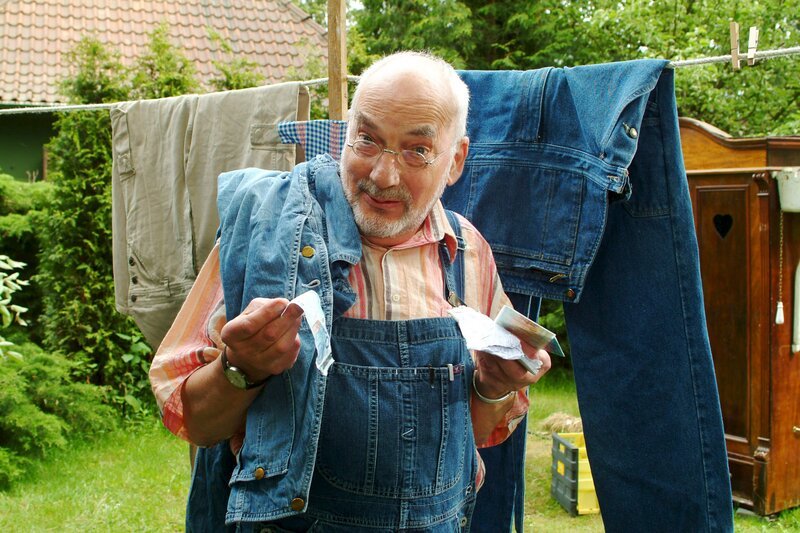 Nun hat Peter (Peter Lustig) einen Geldschein, seinen Ausweis und andere Papiere beim Waschen in der Latzhose vergessen. – Bild: ZDF/​Christiane Pausch