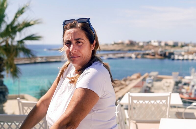 Die auf Lampedusa lebende Angela Maraventano wünscht sich in der Flüchtlingspolitik ein härteres Durchgreifen. – Bild: SPIEGEL TV/​Alessandro Leonardi