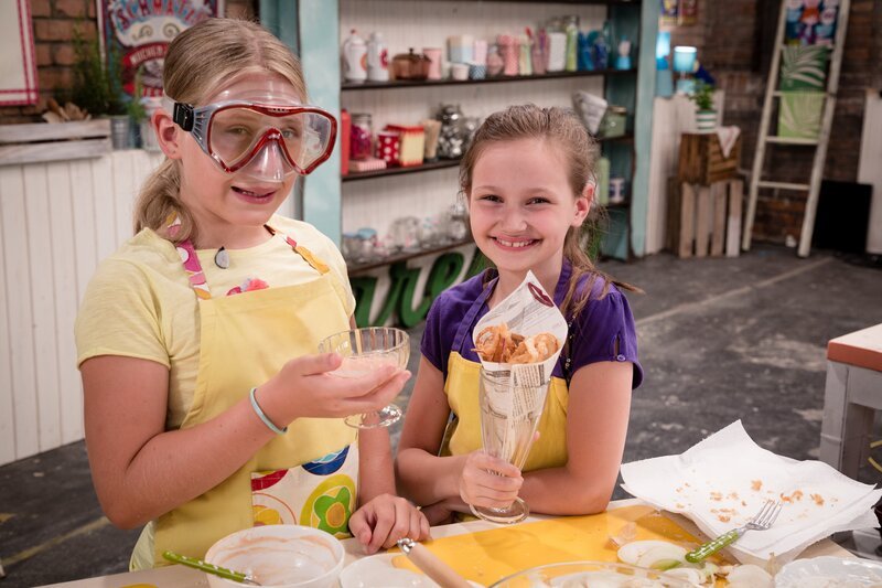 Zwiebeln schneiden ohne zu weinen: Anouk weiß wie! Zusammen mit Livia präsentieren sie ihre selbstgemachten Zwiebelringe. – Bild: ZDF/​Rene Rothkopf