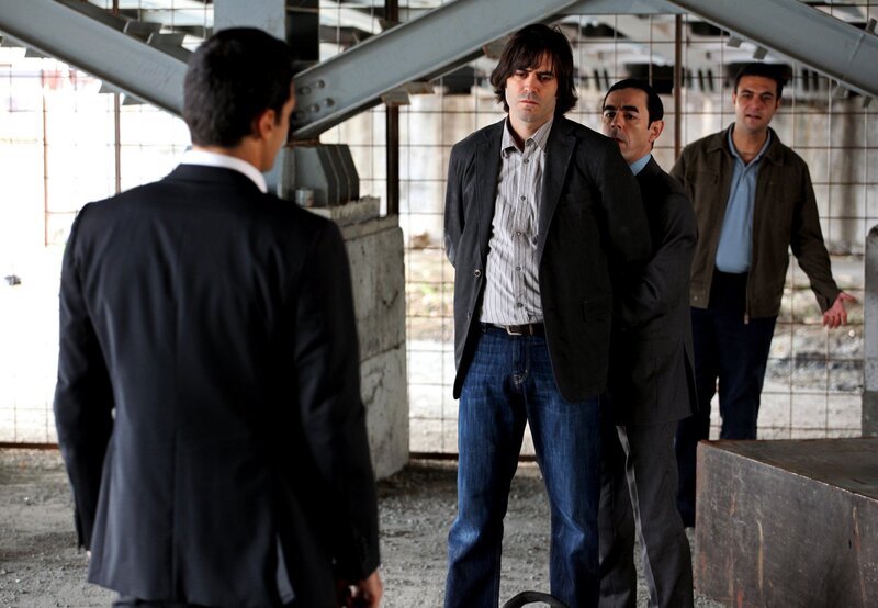 Kommissar Özakin (Erol Sander, li.) und sein Assistent Mustafa Tombul (Oscar Ortega Sánchez, 3.v.li.) überführen Deha Albayrak (Teoman Kumbaracibasi, 2.v.li.). – Bild: Das Erste