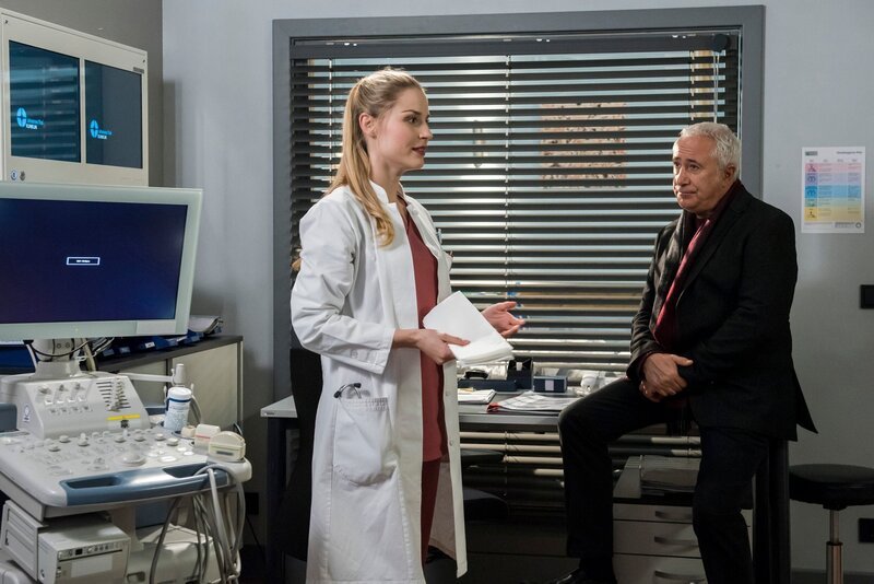 Dr. Loosen (Robert Giggenbach, r.) muss immer noch eine Entscheidung treffen. Entweder steht er vollständig dem Klinikum als Chirurg zur Verfügung, oder er verlässt das Klinikum und lehrt in Jena. Auch Julia (Mirka Pigulla, l.) steht an einem Punkt in ihrem Leben, an dem sie sich entscheiden muss weiterzumachen oder aufzugeben. Noch immer ist Dr. Ahrend mit ihren Leistungen als Ärztin unzufrieden und auch Julia weiss, dass sie mehr geben kann und muss. Das Gespräch mit Dr. Loosen verschafft ihr mehr Klarheit. – Bild: NDR/​ARD/​Jens Ulrich Koch