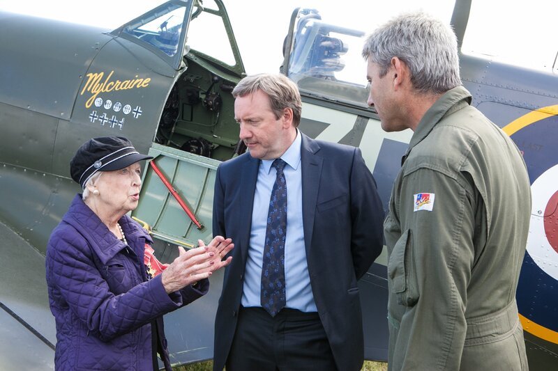 Molly Darnley (June Whitfield) erzählt John Barnaby von ihrer großen Zeit bei der Royal Airforce. Molly Darnley (June Whitfield), DCI Inspector Barnaby (Neil Dudgeon). – Bild: ZDF/​Mark Bourdillon