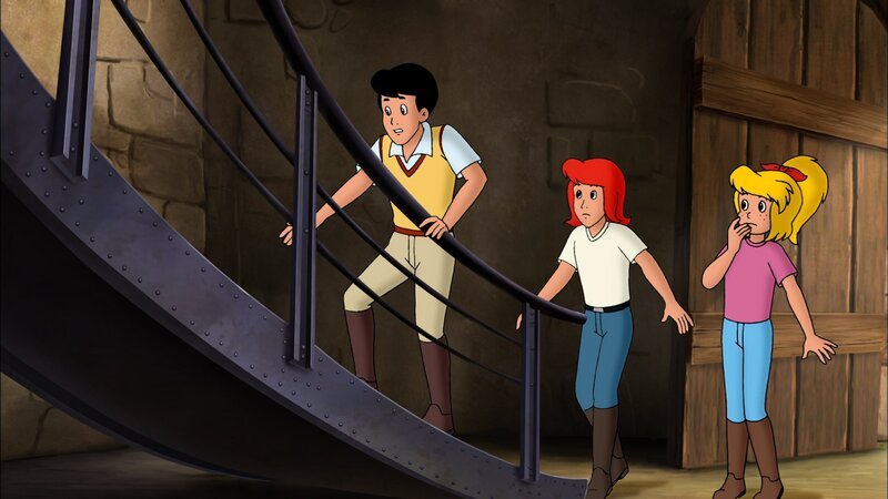 Bibi (r.), Tina (M.) und Alex (l.) schleichen in den Leuchtturm, um den Dieb der Pferdemünzen dingfest zu machen. – Bild: ZDF/​Kiddinx – Berlin