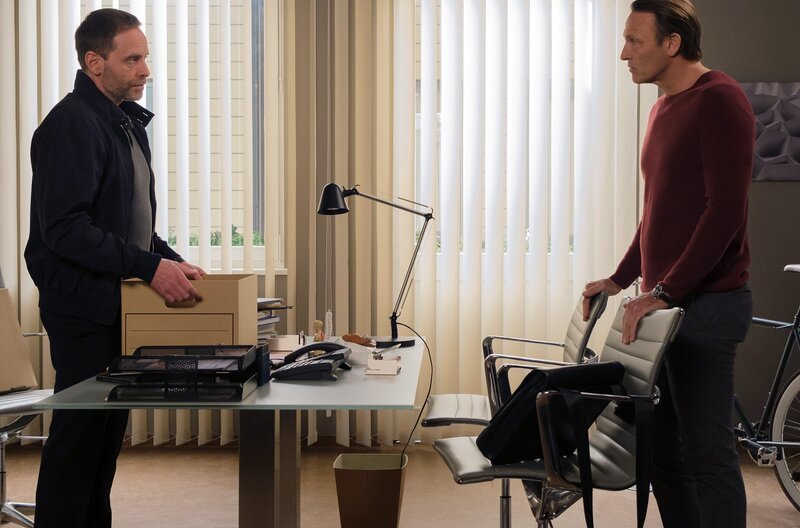 Bea Hölsch (Daniela Wutte, re.) ist mit Fieber umgekippt und hat sich einen Schlüsselbeinbruch zugezogen. Ihren behandelnden Arzt Dr. Martin Stein (Bernhard Bettermann, li.) bringt sie mit ihrem sehr anschmachtenden Verhalten in eine ziemlich unangenehme Situation. Auch Dr. Kathrin Globisch (Andrea Kathrin Loewig, mi.) ist ziemlich irritiert. – Bild: MDR/​Saxonia Media/​Sebastian Kiss