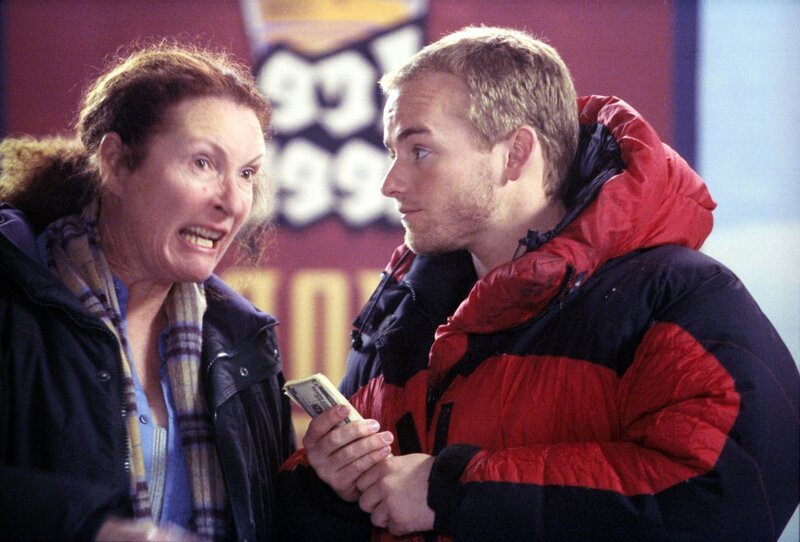 L-R: Lavernia (Brenda Wehle), Francis (Christopher Masterson) – Bild: ORF/​Disney