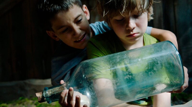 Yarik (Artem Grachev) und Igor (Volodymir Volkov) vertreiben sich die Zeit. – Bild: NDR/​Angelina Golt.