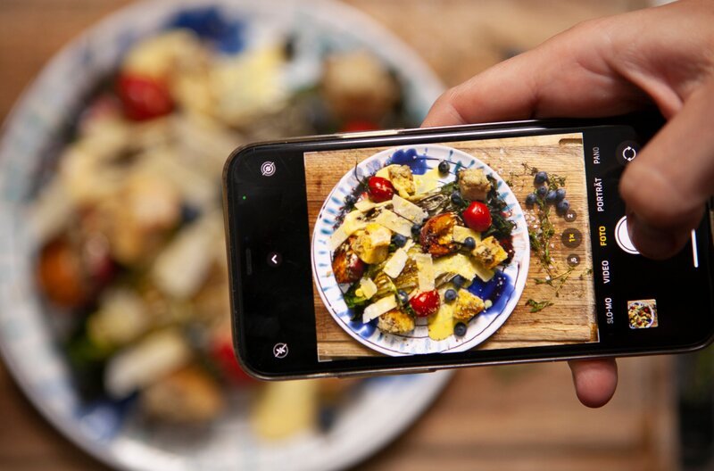 Im Nationalpark Berchtesgaden kümmert sich Sepp Sprenger um die Natur und um das Wild. Und um seinen Grill, den der leidenschaftliche Jäger aus Bischofswiesen am Abend mit köstlichen Wildspezialitäten aus der Region bestückt. Vroni Lutz lässt sich davon inspirieren und legt auf ihren Kugelgrill eine Roulade vom Hirsch … (im Bild). – Bild: BR/​Sebastian Fery