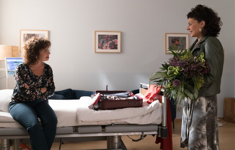 Überraschend taucht Bürgermeisterkandidatin Antonia Meiler (Muriel Baumeister, re.) bei Sarah Marquardt (Alexa Maria Surholt, li.) in der Sachsenklinik auf und bittet diese um Hilfe. – Bild: MDR/​Rudolf Wernicke