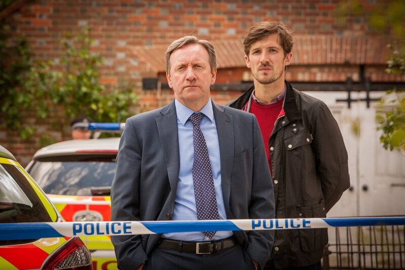 Barnaby (Neil Dudgeon, l.) und Nelson (Gwilym Lee, r.) haben es mit einer rätselhaften Mordserie zu tun. – Bild: ZDF und Mark Bourdillon