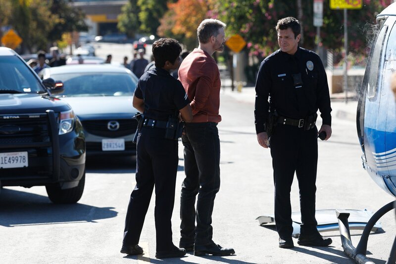 Talia Bishop (Afton Williamson, l.) und John Nolan (Nathan Fillion, r.) nehmen Dale (Adam J. Harrington, M.) wegen Drogenschmuggels fest. – Bild: ZDF und Rick Rowell