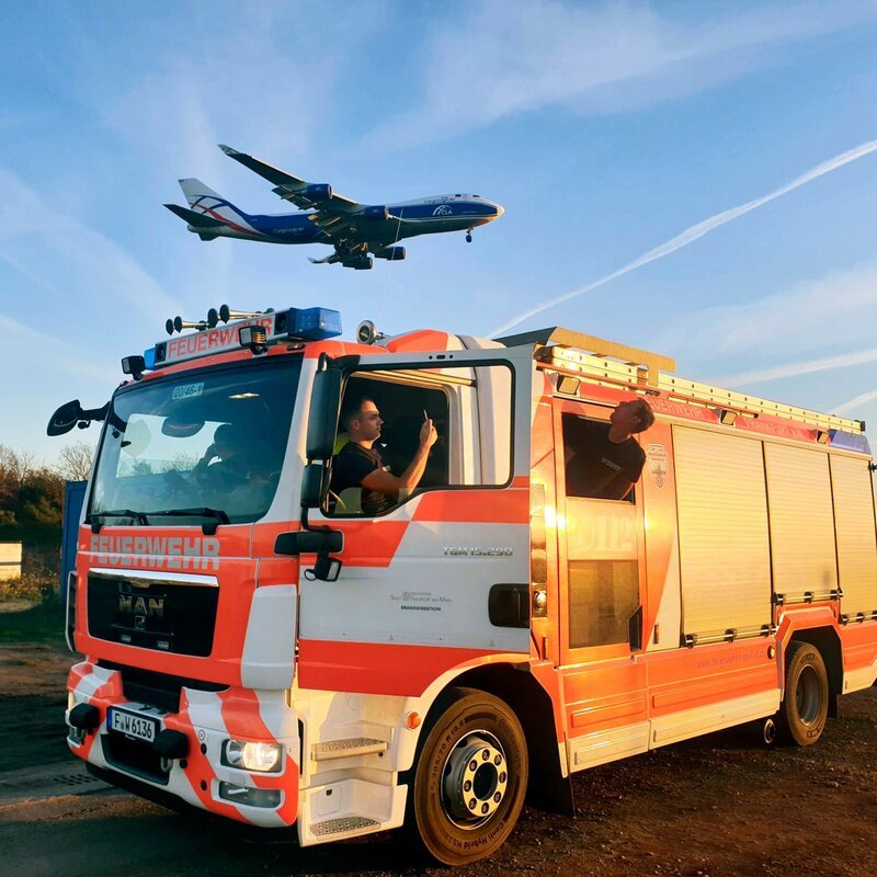 Die Feuerwache 20 zählt zu den kleinsten in Frankfurt. Sechs Männer der Berufsfeuerwehr rücken aus, wenn am Flughafen Menschen in Not sind. – Bild: HR