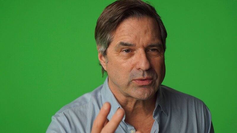 Ein Sprecher im hellblauen Hemd spricht vor einem Greenscreen in einer Szene aus Life After People: Sands of Time, vermutlich für visuelle Effekte in der Nachbearbeitung. – Bild: A+E Global Media, THE HISTORY CHANNEL