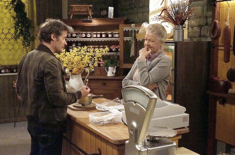 Markus Riedle (Sebastian Mirow, li.) ist ganz begeistert von Johannas (Ursula Cantieni) selbstgemachtem Käse. Da er das Käsen gerne selbst lernen möchte fragt er sie, ob er beim nächsten Mal dabei sein könne. – Bild: SWR/​Johannes Krieg