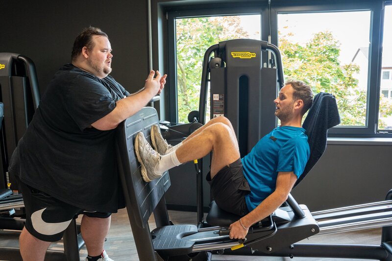 Personaltrainer Torsten Prix (l.) trifft sich mit Psychologe Leon Windscheid (r.) im Fitnessstudio, um über seine Binge-Eating-Störung und sein Leben zwischen ständigem Zu- und Abnehmen zu sprechen. – Bild: ZDF und Marius Fuchtmann