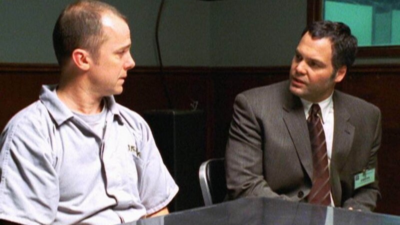 In einem Verhör gesteht Pater McShale (Michael O’Keefe, l.) dem überraschten Detective Goren (Vincent D’Onofrio), dass der ermordete Junkie sein Liebhaber war. – Bild: TVNOW