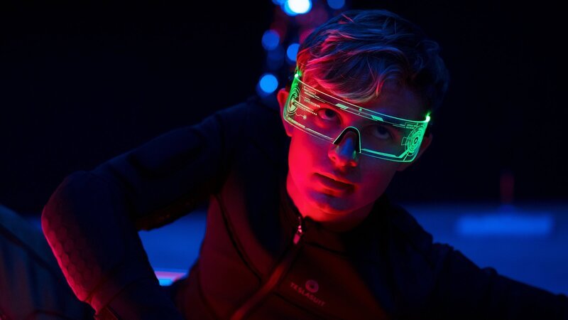 Alex (Otto Farrant) ist überzeugt, dass „Feathered Serpent 2“ etwas mit der Verschwörung zu tun hat, in die er hineingezogen wurde. Getarnt als Spieler K7 will er die einzige Kopie des Spiels gewinnen. Das ist jedoch nicht so leicht, wie gedacht. – Bild: ZDF und Sophie Mutevelian