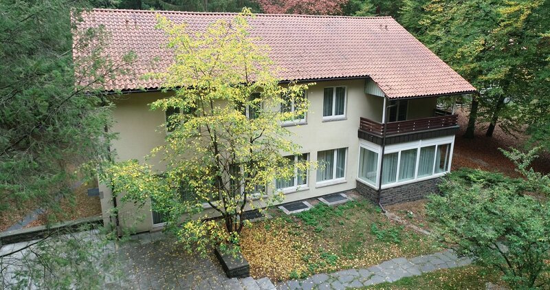 In der Politbüro-Siedlung Wandlitz: führende Genossen abgeschottet vom Alltag der DDR-Bürger, umgeben von einer Betonmauer. – Bild: ZDF und Thomas Grimm