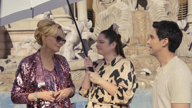 Nach dem Erfolg ihres Solo-Specials startet Deborah (Jean Smart, l.) in eine neue Phase ihrer Karriere. Sie will sich neu erfinden und sich unabhängig von ihrem alten Image als Las-Vegas-Entertainerin etablieren, unterstützt von ihren Agenten Kayla (Meghan Stalter) und Jimmy (Paul W. Downs). – Bild: ZDF und HBO Max