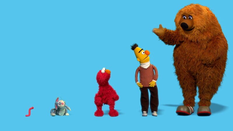 Der Winter kann kommen! Elmo und seine Freunde feiern in einem neuen Lied die Vielfalt der Sesamstraßenbewohner. – Bild: NDR/​Sesame Workshop