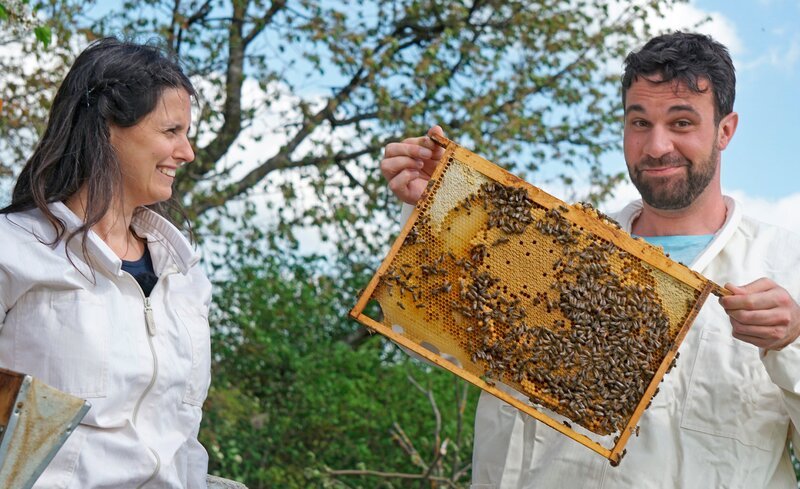 Steffen König (rechts) bei der Bio-Imkerin Christine Hafner aus Ammerbuch-Entringen. – Bild: SWR/​Jochen Schmid