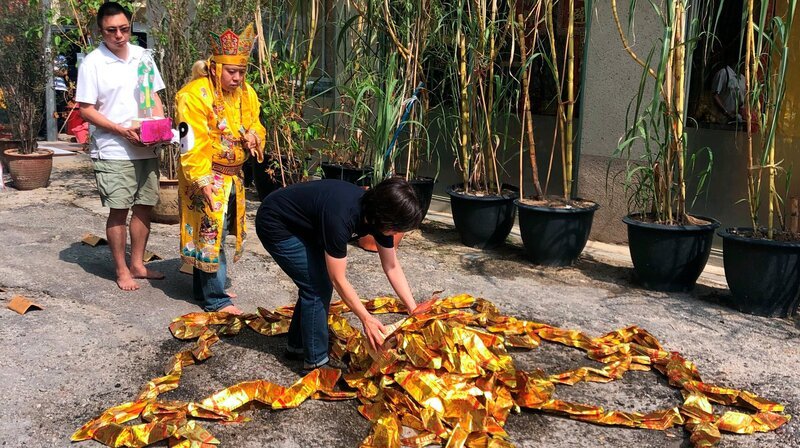 High-Tech überall, aber der Glaube an Geister ist in Singapur nach wie vor allgegenwärtig. Master Jeroen kann man anheuern, um sie zu verjagen: Er ist Geisterjäger, spezialisiert auf Gebäude. – Bild: NDR/​Sandra Ratzow