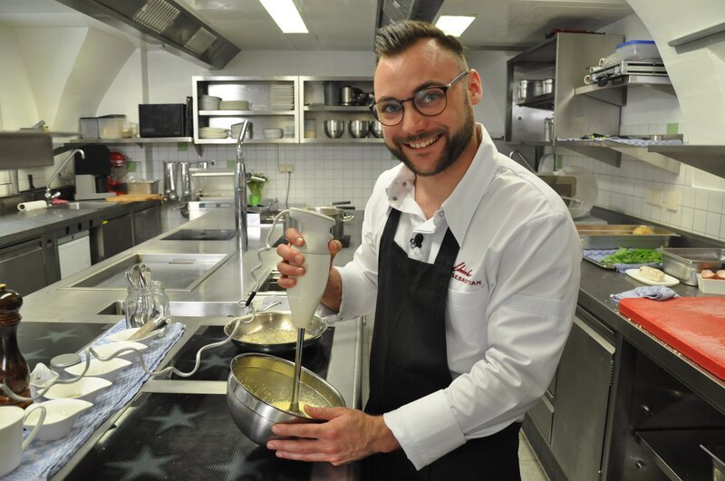 Sebastian Schinko mischt die Sauce. – Bild: ZDF/​Adil Niraoui