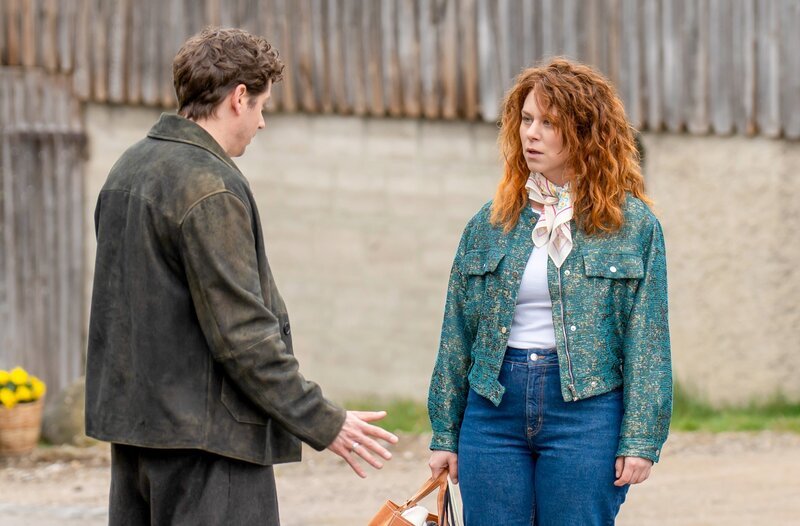 Fanny (Johanna Graen, r.) hält Kilian (Anthony Paul, l.) eine Standpauke. – Bild: ORF/​ARD/​Thomas Neumeier