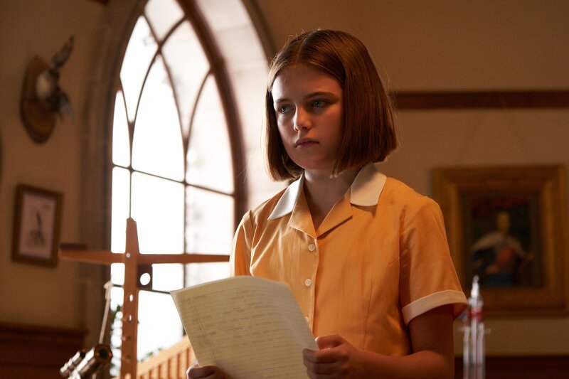 Darrell (Ella Bright) denkt über die eingängigen Worte ihrer Lehrerin nach. Diese hat ihr dazu geraten, ihr Talent lieber ins Schreiben als in das Aushecken von Streichen zu stecken. – Bild: ZDF/​DHX – Malory Productions Inc./​Queen Bert Productions