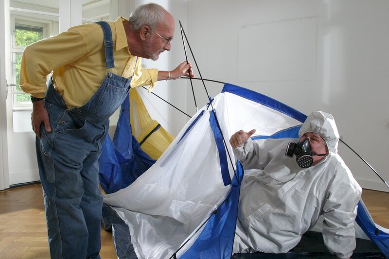 Herr Paschulke (Helmut Krauss, r.) braucht Peter (Peter Lustig, l.) zum Aufbau seines Staubabwehr-Zeltes. – Bild: ZDF/​Christiane Pausch