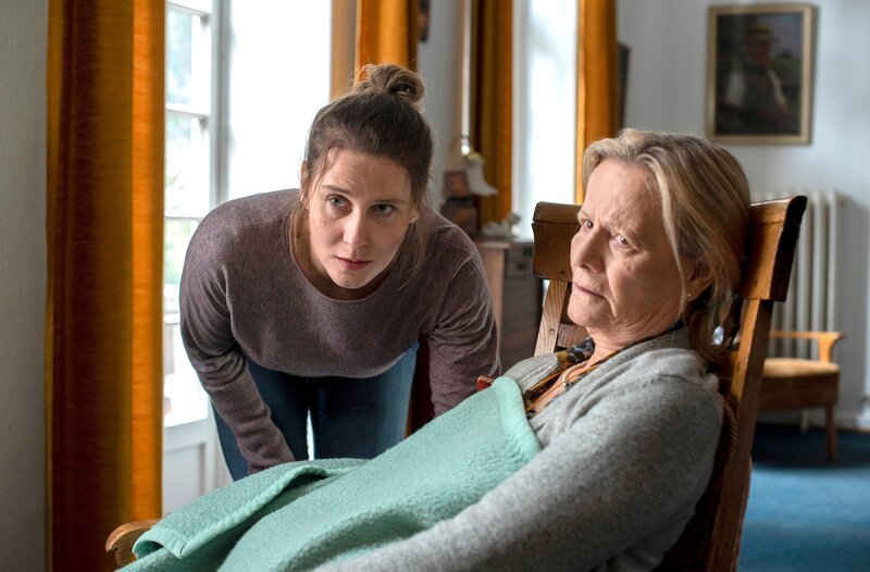 Anna Streich (Katrin Röver, l.) ist am Ende ihrer Kräfte; sie ist überfordert mit der Pflege ihrer demenzkranken Mutter (Claudia Rieschel, r.). – Bild: ARD/​Thorsten Jander