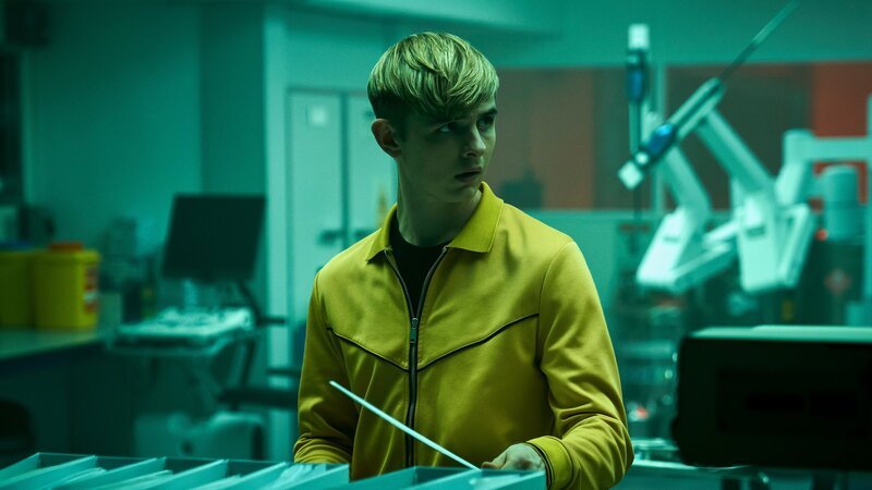 Alex Rider (Otto Farrant) kommt dem Geheimnis der Eliteschule „Point Blanc“ auf die Spur. Er findet heraus, dass Dr. Greif seine Schüler:innen klont. – Bild: ZDF und Hal Shinnie