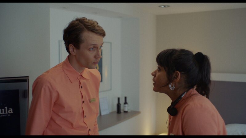 Jo (Salka Weber) wird von ihrem Vorgesetzten Marko (Julius Feldmeier) kritisiert. – Bild: ZDF und Julian Hohndorf