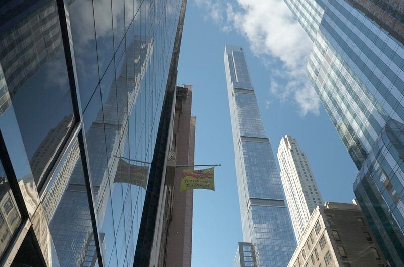 1991 schreibt Bret Easton Ellis „American Psycho“, einen umstrittenen Roman, in dem Patrick Bateman stellvertretend für eine abstoßende Gesellschaft von Superreichen steht. – Bild: Elephant Doc