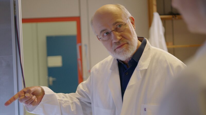 Harald Lesch trifft Forschende im Labor, die den Ursachen von Depressionen im Gehirn mittels modernster wissenschaftlicher Methoden auf den Grund gehen. – Bild: ZDF und Ives Itzek