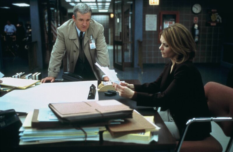 Law & Order Criminal Intent Season01 EP SMOTHERED, Law & Order Criminal Intent Staffel01 EP Verraten und Verkauft, Regie USA 2001⁠–⁠2002, Darsteller Jamey Sheridan, Kathryn Erbe – Bild: RTI S.p.A. Interactive Media /​ Mediamond S.p.a. /​ RTI spa /​ Gruppo Mediaset