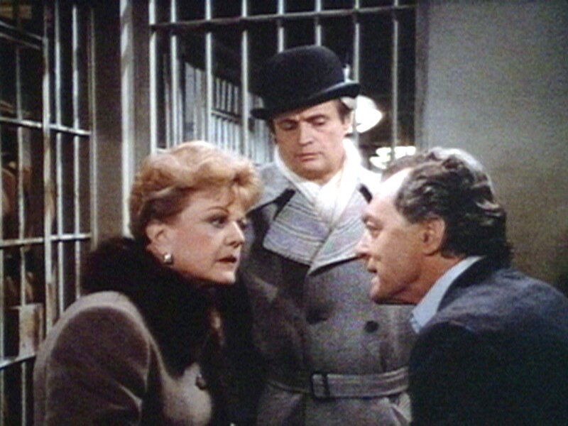 Jessica (Angela Lansbury) und Cyril (David McCallum) versuchen ihren Freund Sergei (Peter Donat) aus den Fängen des KGB zu befreien. – Bild: Warner TV Serie