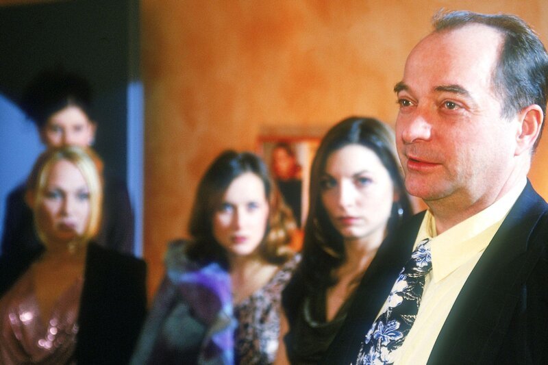 Kittler (Egon Hofmann, re.) übernimmt die Geschäftsführung von Monas Begleitagentur. Doch schon bald geht Kittler sowohl den Mädchen (v.li.: 2 Komparsen, Irina Trefilov, Claudia Lüftenegger), als auch den Kunden ziemlich auf die Nerven … – Bild: RTL