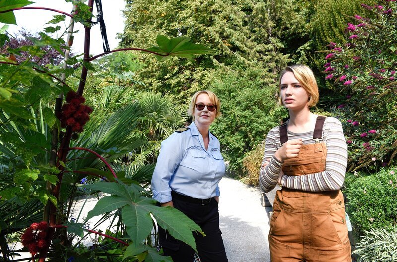 Denise Munk (Zoë Valks, r.) erklärt Nele Fehrenbach (Floriane Daniel, l.), wie man aus dem Wunderbaum Gift extrahieren kann. – Bild: ARD/​Laurent Trümper