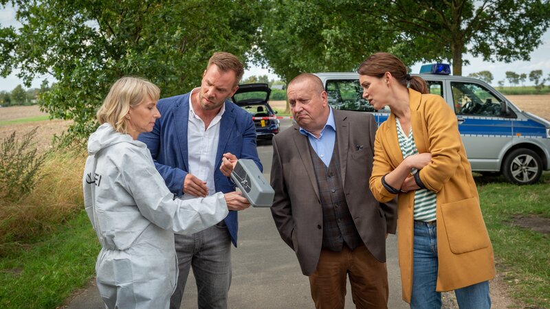 Roswitha Prinzler (Silke Matthias, l.) wartet mit einem Feldversuch auf: Sie demonstriert ihren Kollegen Lars Pöhlmann (Dominic Boeer, 2.v.l.), Reuter (Udo Kroschwald, 2.v.r.) und Karoline Joost (Nike Fuhrmann, r.), wie genau der tödliche Radsturz möglich geworden ist. Der Versuch zeigt: Bei normalem Fahrtempo hätte das Opfer locker vom Rad steigen können, auch wenn es wegen der gekappten Bremsen nicht bremsen konnte. Was also ist genau passiert? Ist das Pedelec noch auf eine andere Weise manipuliert worden? – Bild: ZDF /​ Meyerbroeker