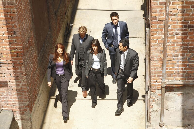 L-R: Grace Van Pelt (Amanda Righetti), Patrick Jane (Simon Baker), Teresa Lisbon (Robin Tunney), Wayne Rigsby (Owain Yeoman) und Kimball Cho (Tim Kang). – Bild: Warner Bros. Television