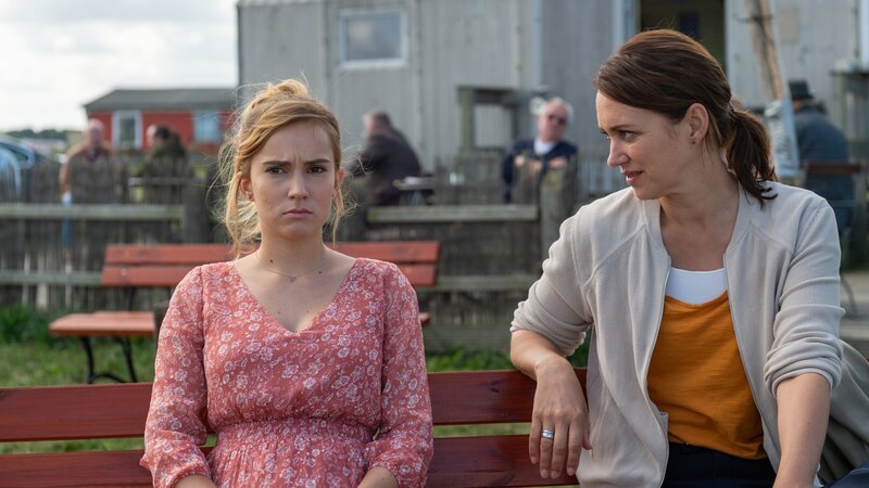 Sandra Hansen (Tara Fischer, l.) ist schwer gekränkt; Freund Ole Janisch ist tot und es besteht der Verdacht, Sandra könnte beteiligt sein. – Bild: ZDF /​ Meyerbroeker