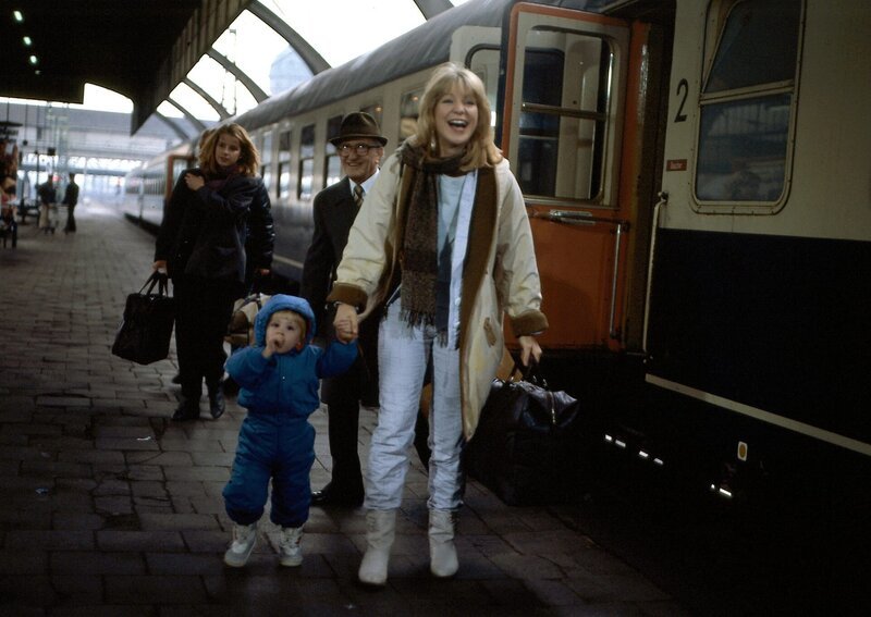 Chris (Mick Werup) holt Marion (Sabine Kaack) von der Bahn ab. Sie ist mit ihrem Sohn Daniel (Thorben Mahler) von Hamburg nach Darmstadt gefahren um ihren Vater auf der Intensivstation zu besuchen. – Bild: Gyula Trebitsch Prod. GmbH