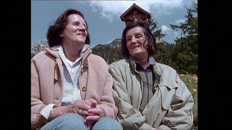 „Lebenslinien“ 1991: Anni und Bert aus Karlsbad sind eineiige Zwillinge und seit 77 Jahren unzertrennlich. Im Bild: im Gespräch über die schwierigen Phasen ihres Lebens. – Bild: BR