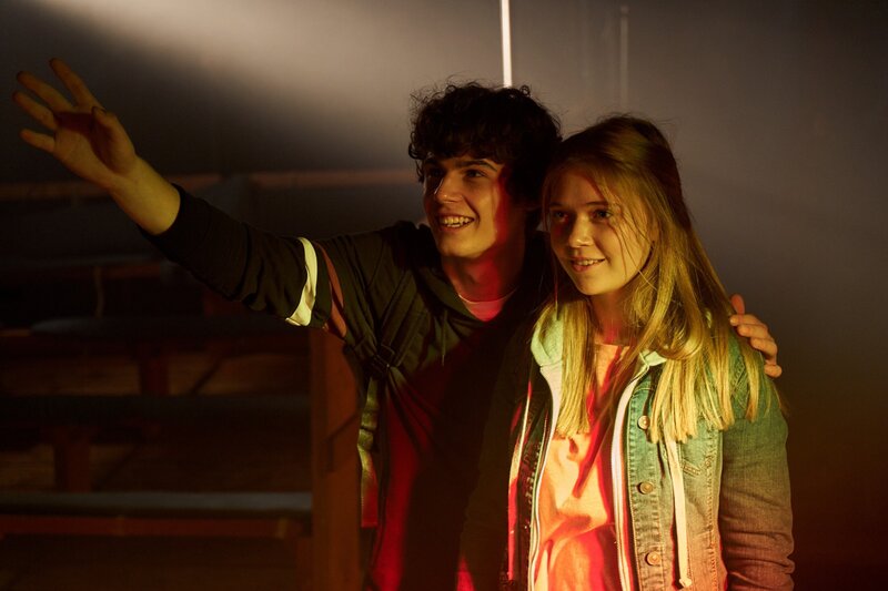 Noah (Orlando Lenzen) führt Lotte (Farina Flebbe) in die Welt eines Zirkuslebens. – Bild: MG RTL D /​ Frank Dicks