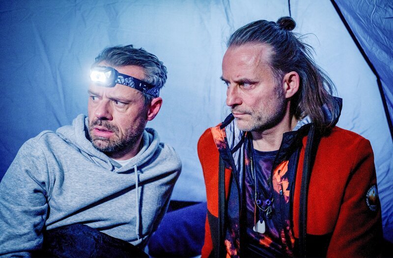 Beim Zelten mit Michael (Erich Altenkopf, r.) kommt Erik (Sven Waasner, l.) nicht zur Ruhe, weil er draußen Tiere hört. – Bild: ORF/​ARD/​Christof Arnold