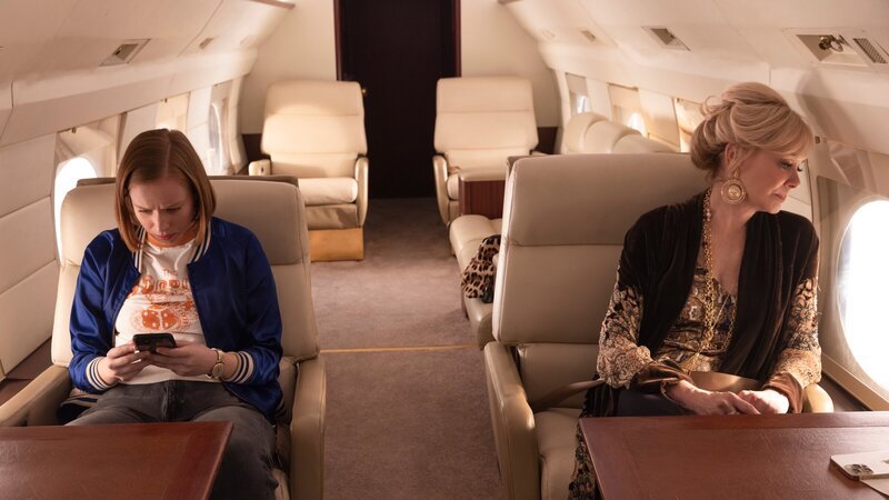 Deborah (Jean Smart, r.) und Ava (Hannah Einbinder, l.) kehren nach Las Vegas zurück, bereit für eine Tournee mit neuem Material – doch eine verhängnisvolle E-Mail droht alles zu zerstören. – Bild: ZDF und Karen Ballard