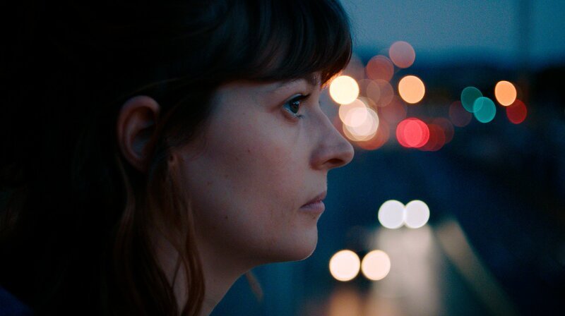 Freddy (Linda Blümchen) lässt sich durch die Stadt treiben. – Bild: SWR/​Trimafilm